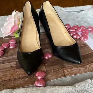 Jaclyn Smith Black Heels with Pointed Toe and Sleek Design